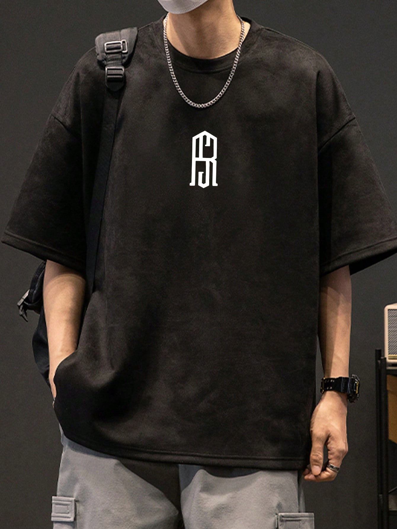 Мужская футболка с заниженными плечами и буквенным принтом, черный