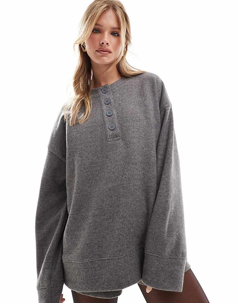 

ASOS DESIGN – очень мягкий графитовый свитер оверсайз с воротником-хенли