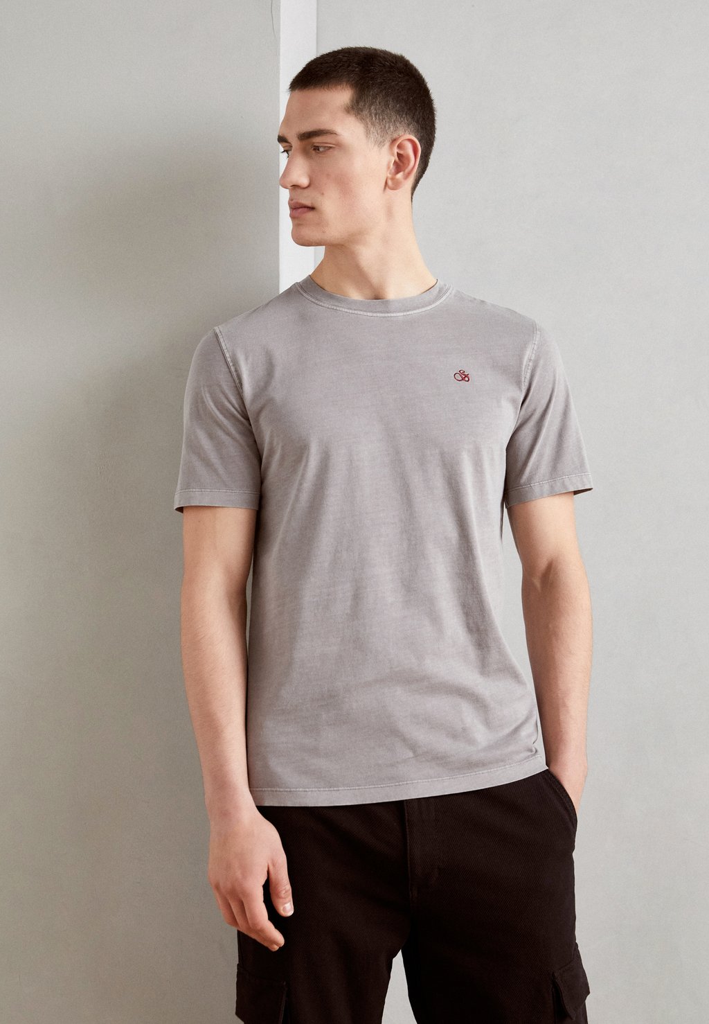 цена Базовая футболка Garment Dye Logo Scotch & Soda, цвет seal grey