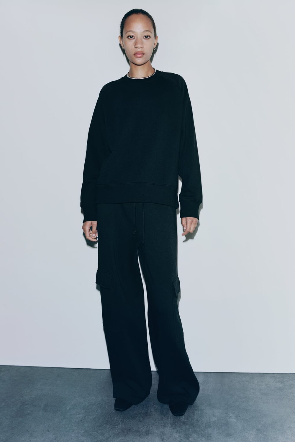 

Прямые плюшевые брюки карго ZARA, черный