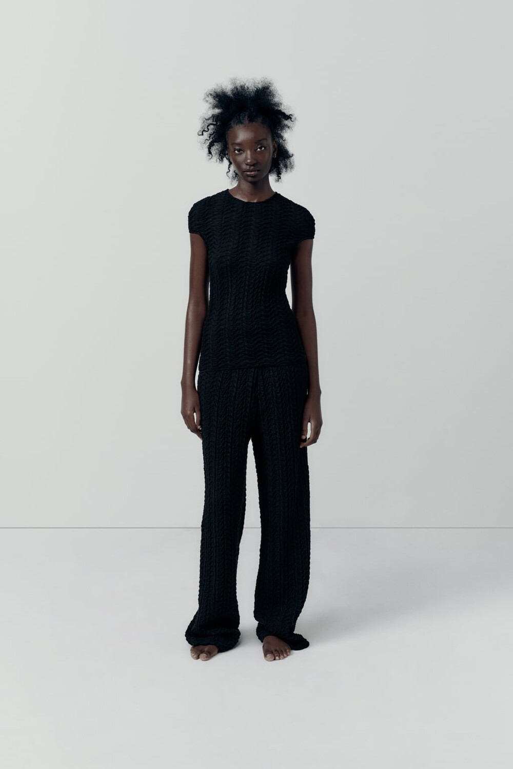 

Текстурированная укороченная футболка ZARA, черный