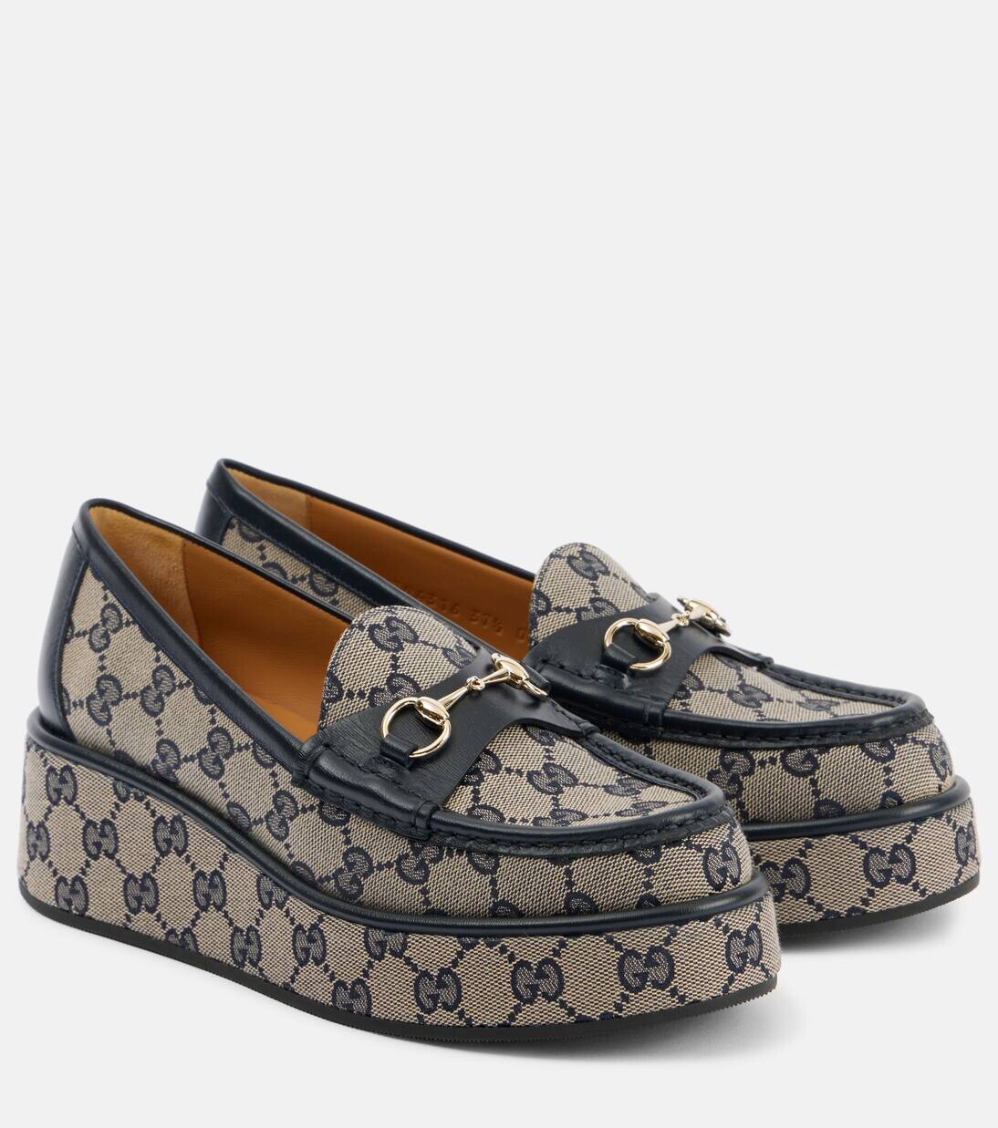 

Лоферы на танкетке Horsebit GG Canvas Gucci, цвет beige blu/blu