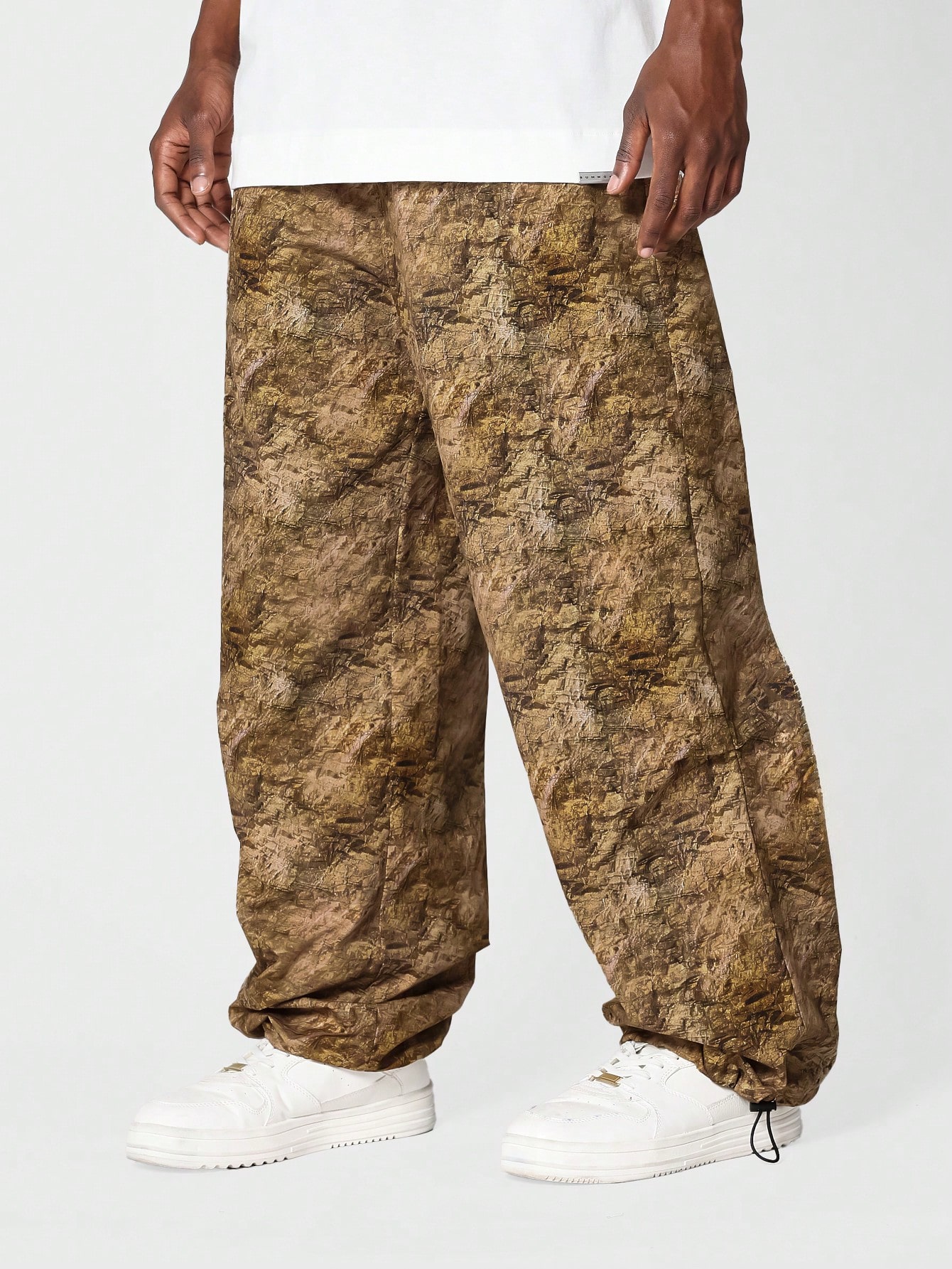 sumwon нейлоновые брюки для костюма мокко браун Нейлоновые джоггеры прямого кроя SUMWON с принтом по всей поверхности, хаки