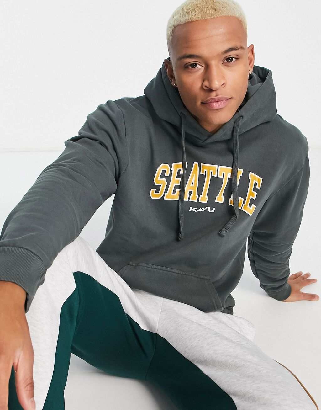 

Серая худи с принтом на груди Kavu Seattle