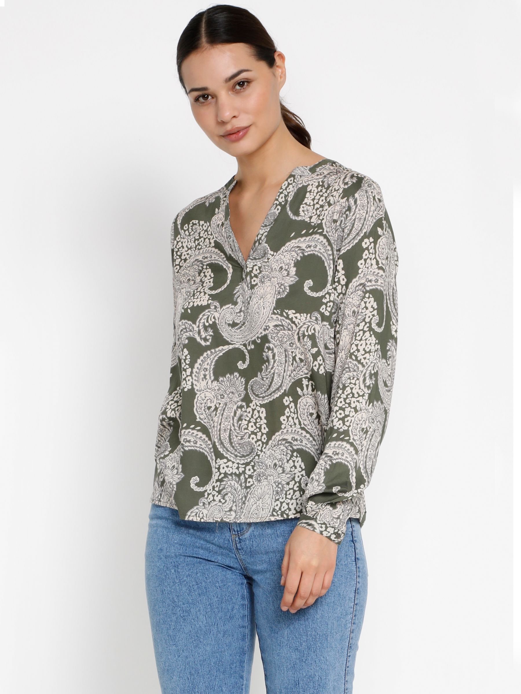 Блузка с V-образным вырезом и принтом пейсли KAFFE, виноградный лист лазурная хлопковая блузка с пейсли rhode цвет lime diamond stitch