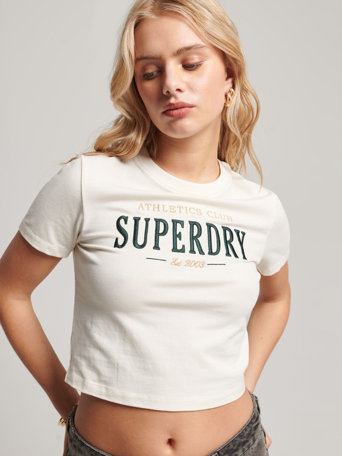 

Маленькая футболка с вышивкой Superdry Code, рисовый белый