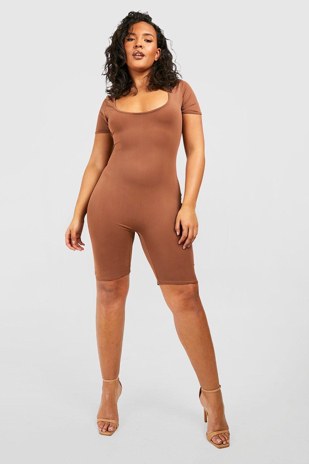 

Матовый объединенный комбинезон plus premium с коротким рукавом Boohoo, шоколадный