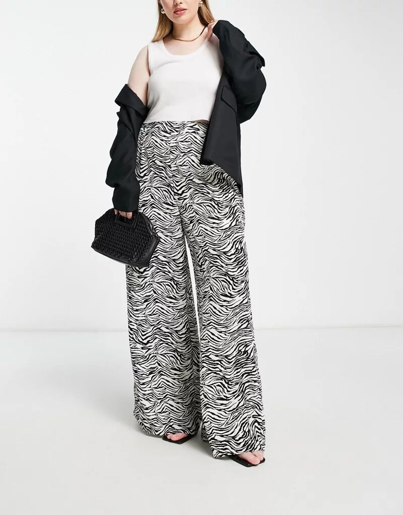 цена Эксклюзивные широкие брюки с принтом зебры In The Style x Yasmin Devonport