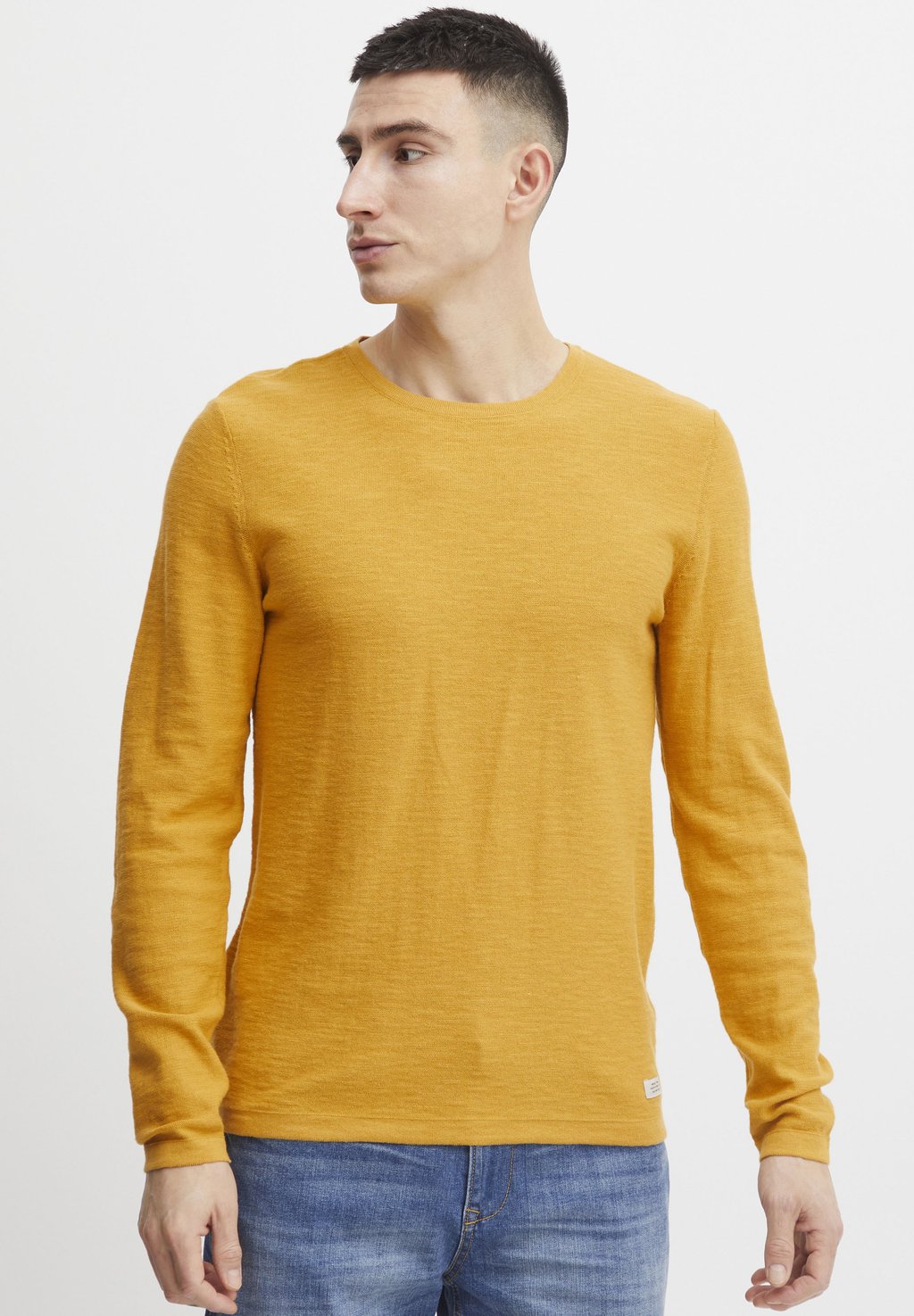 цена Вязаный свитер Blend, цвет narcissus