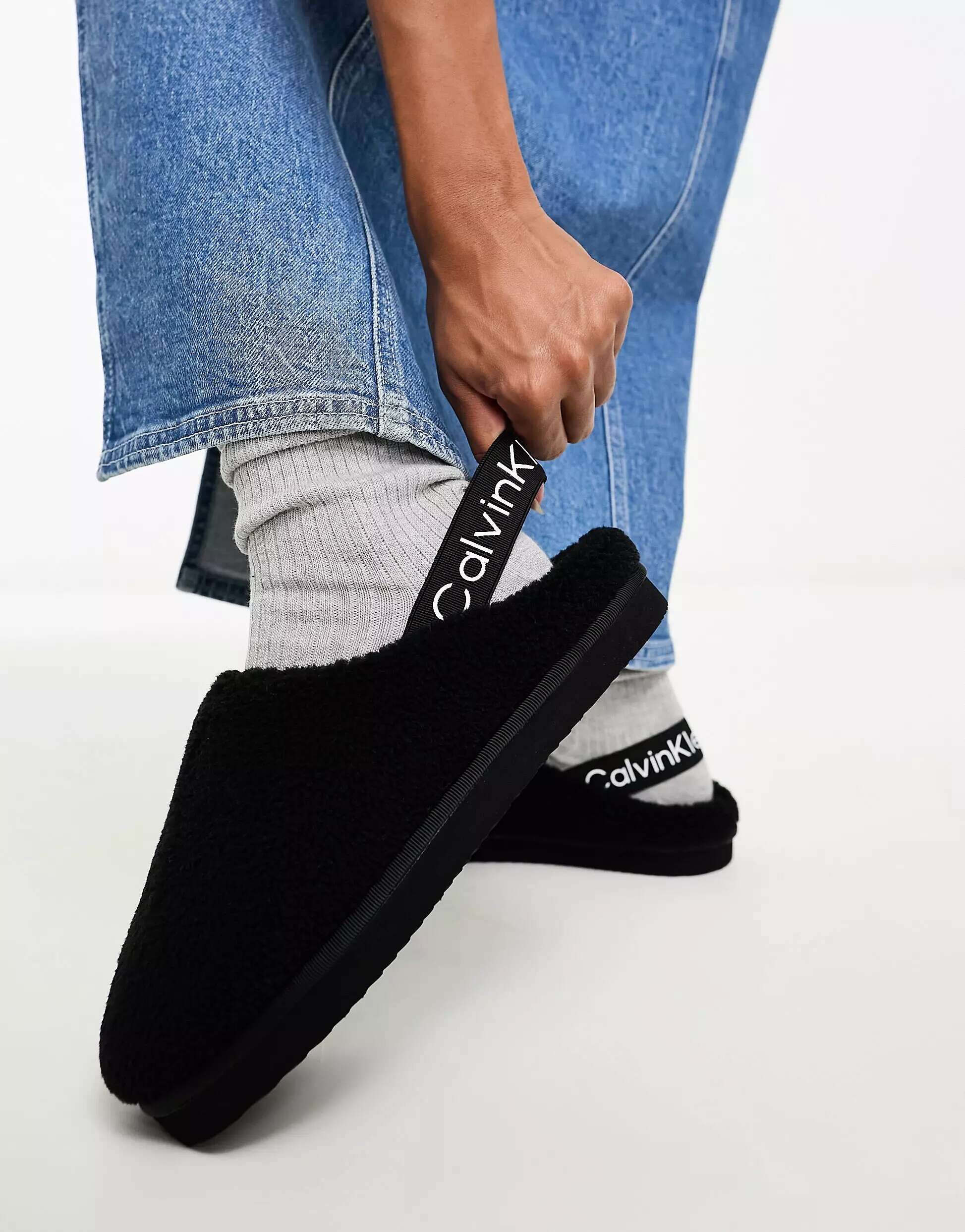 Черные домашние тапочки из шерпы Calvin Klein Jeans