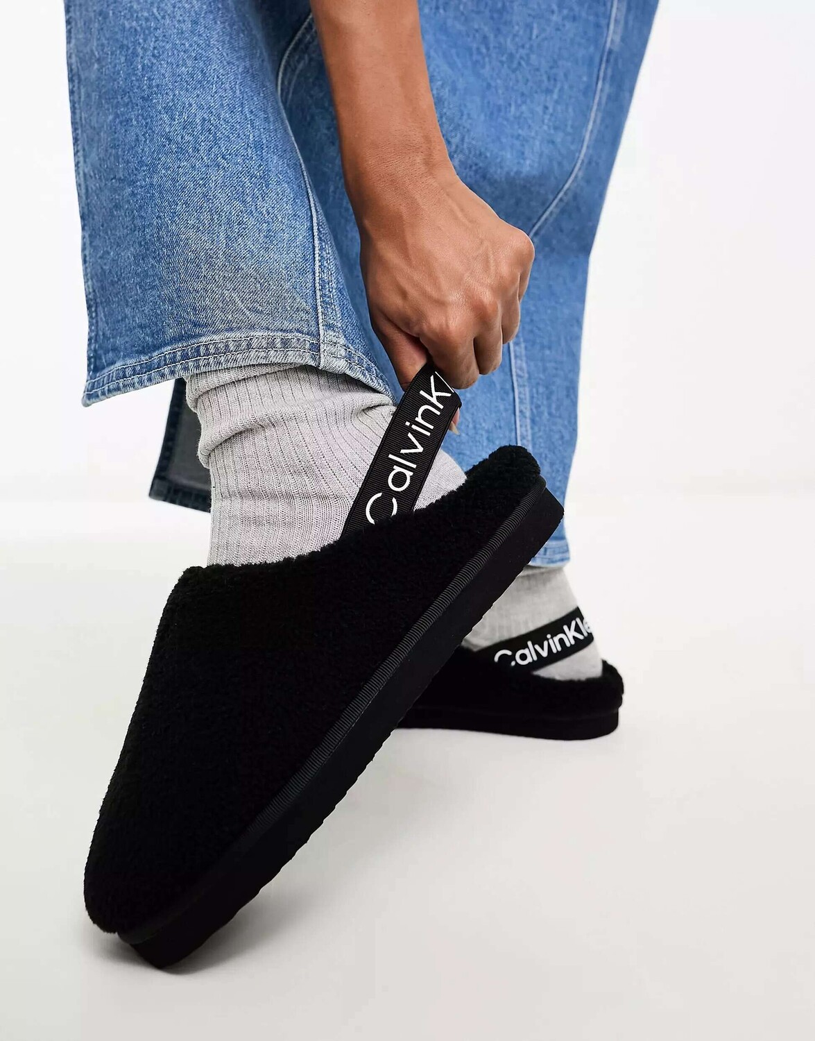 

Черные домашние тапочки из шерпы Calvin Klein Jeans