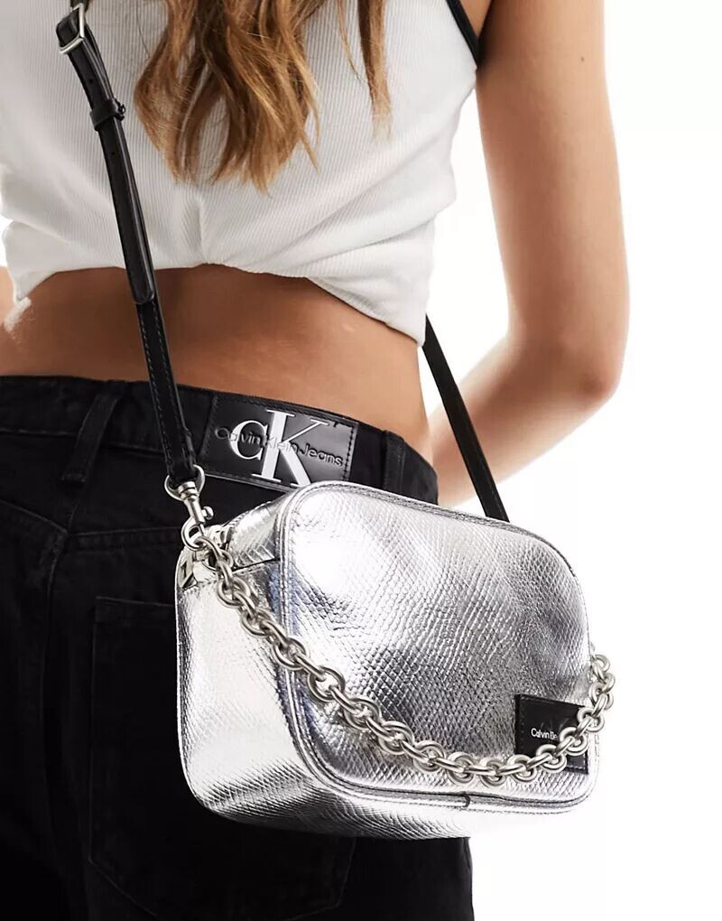 

Сумка для фотокамеры Calvin Klein с металлизированным змеиным принтом