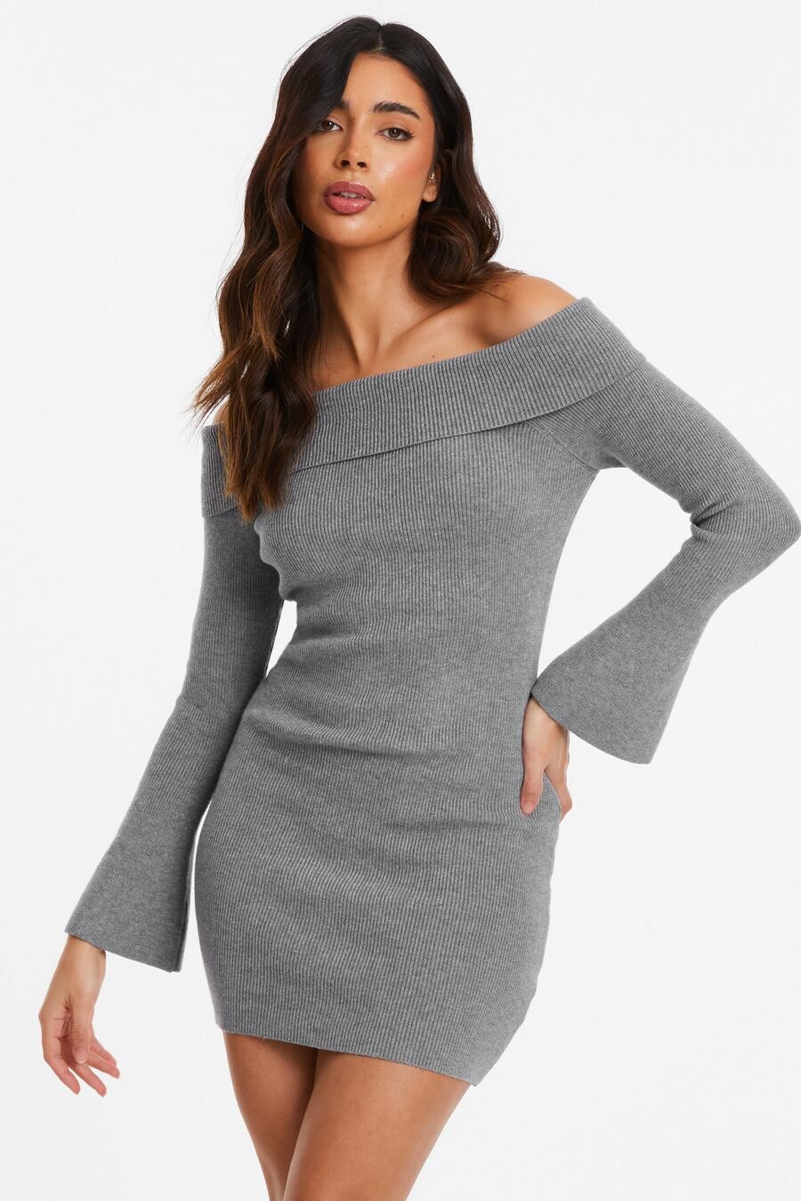 

Серое ребристое мини-платье-джемпер с вырезом-бардо QUIZ Clothing