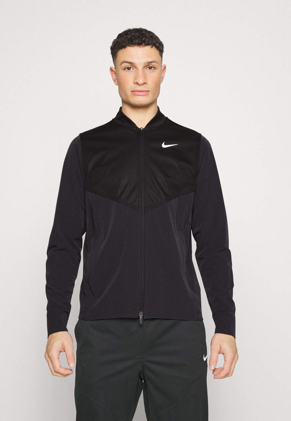 

Куртка спортивная Nike