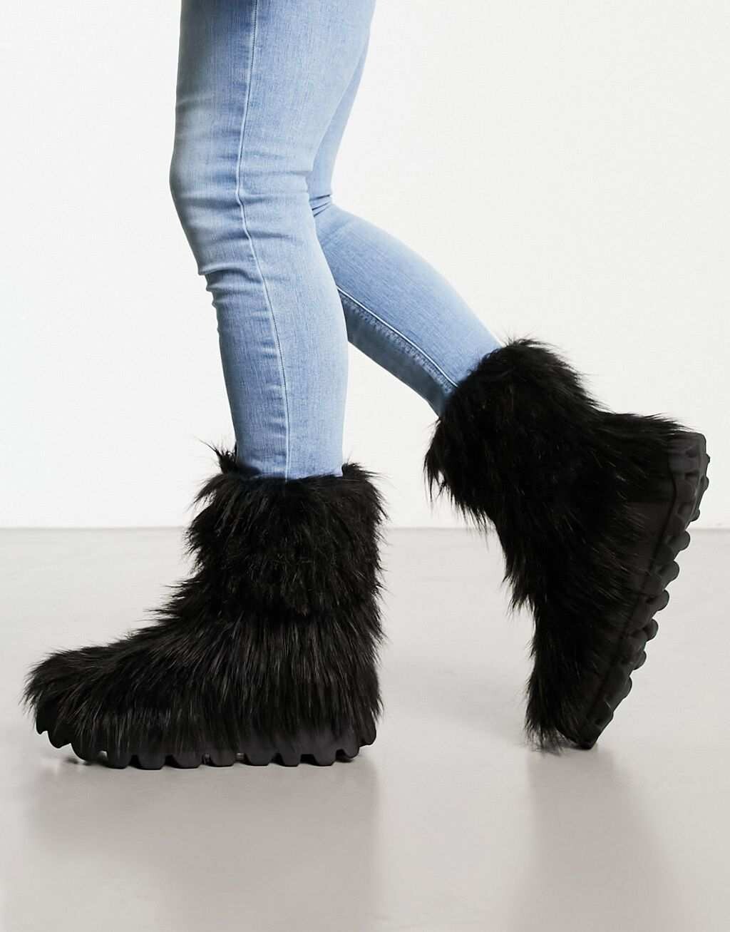 

Черные массивные ботинки из искусственного меха ASOS DESIGN