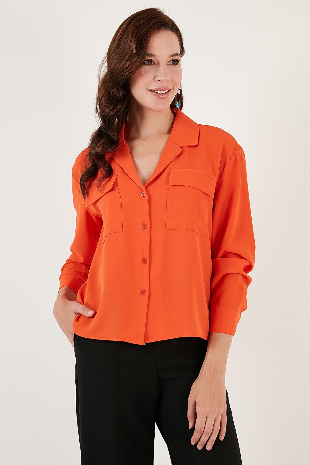 цена Тканая рубашка стандартного кроя с двумя карманами и V-образным вырезом 611GO00016 Lela, бледно-оранжевый