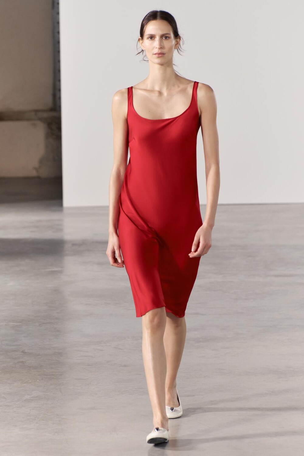

Атласное платье ZARA, красный
