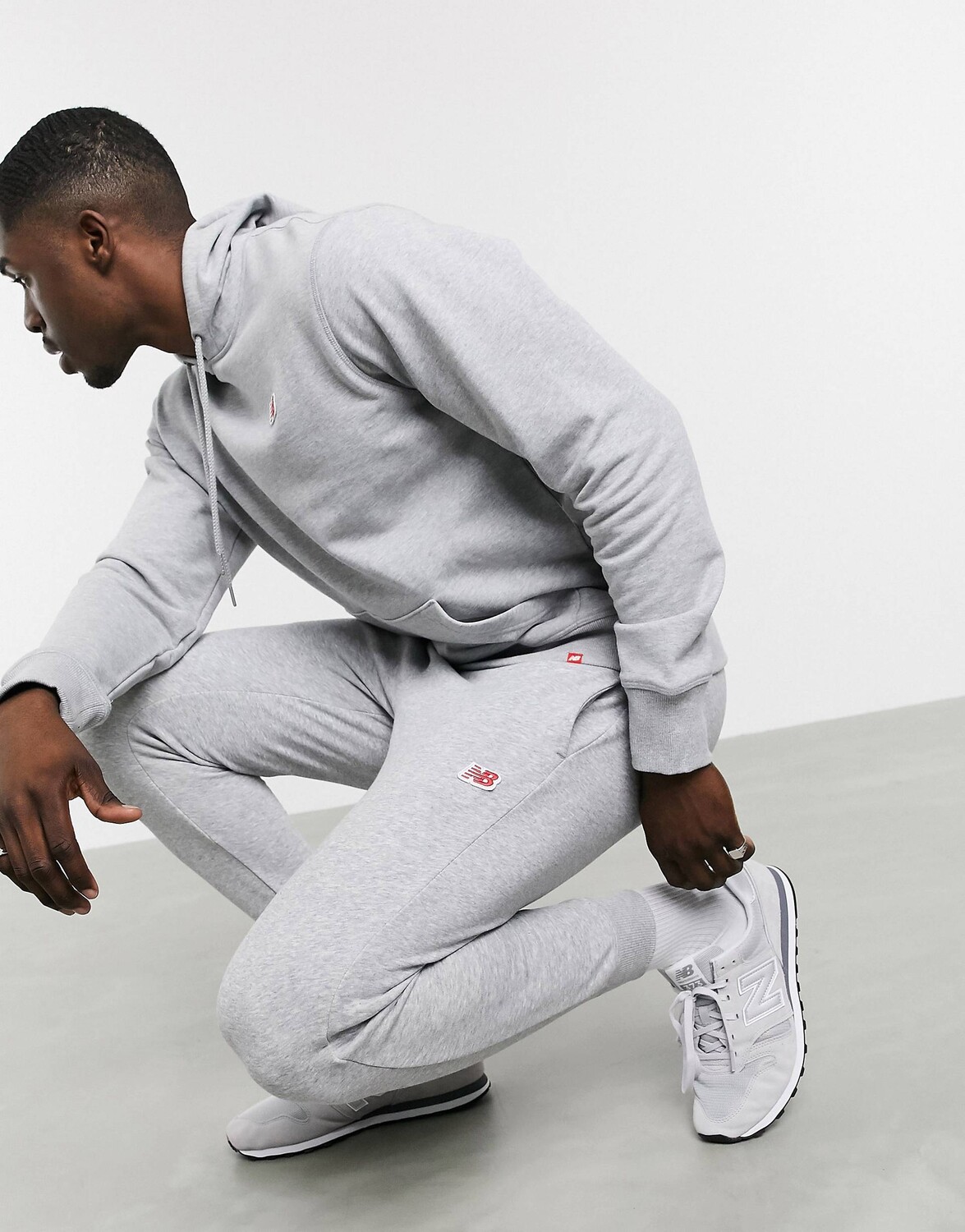 

Серые джоггеры с небольшим логотипом New Balance