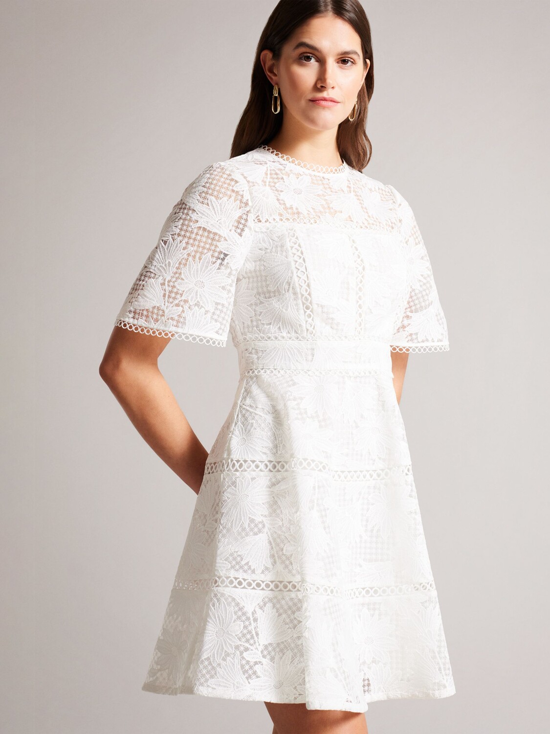 

Многоярусное кружевное мини-платье Ted Baker Lydiiha, белое