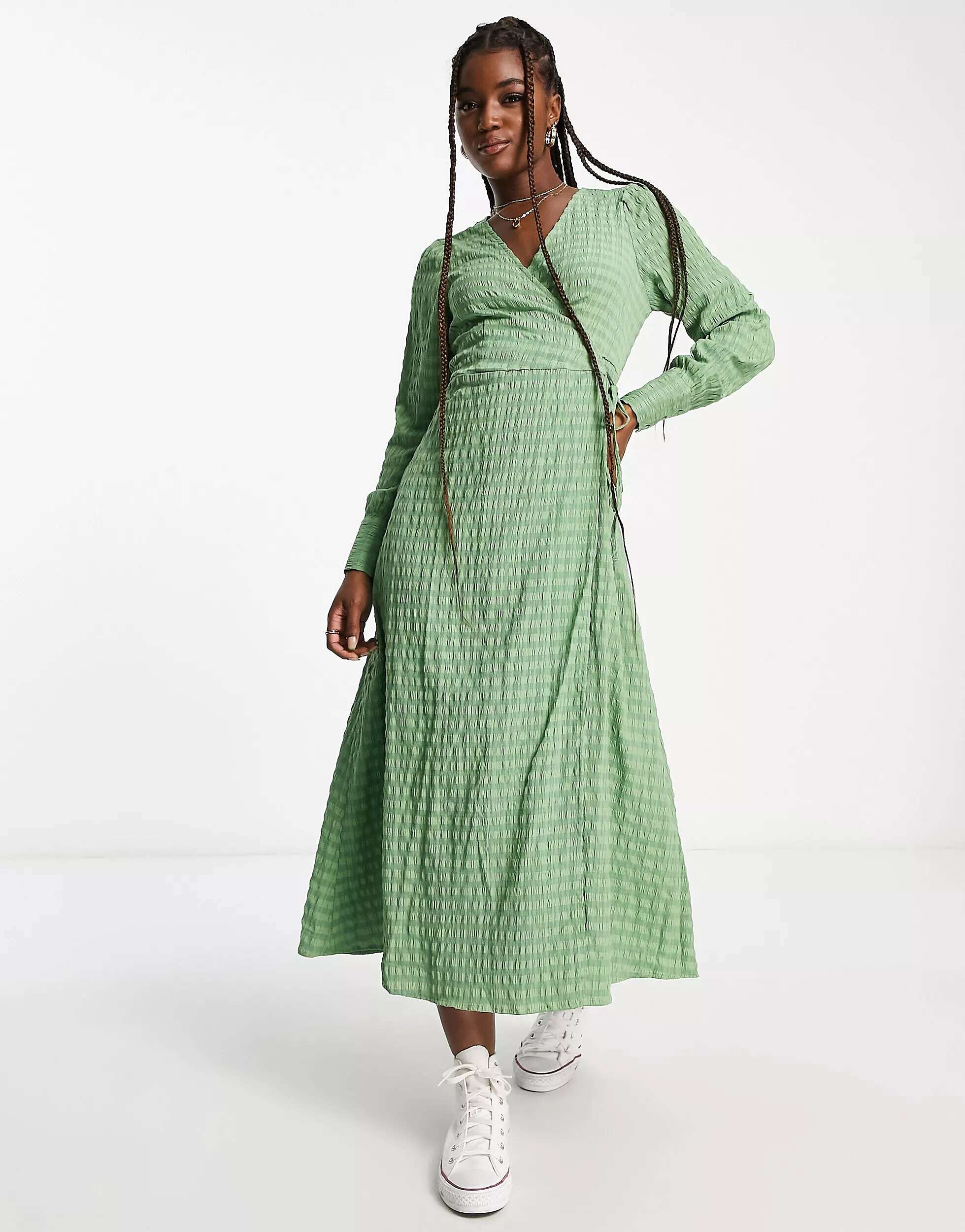Зеленое фактурное платье миди с запахом Vero Moda