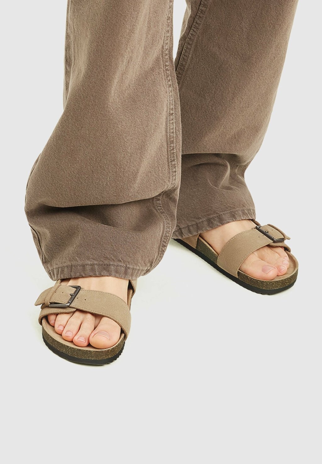 

Мюли на плоской подошве DOUBLE BUCKLE PULL&BEAR, цвет taupe