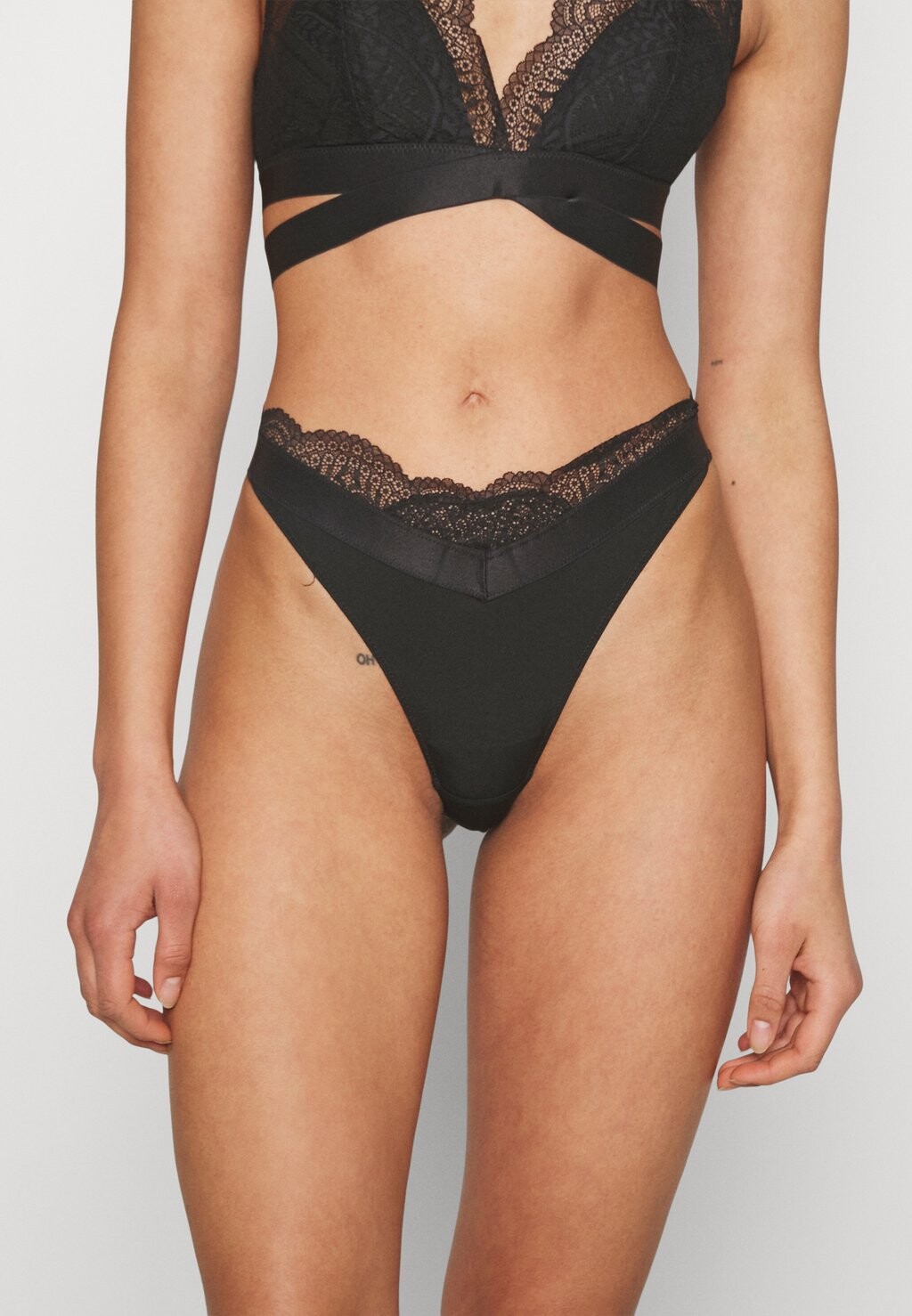 

Стринги Hunkemöller, черный