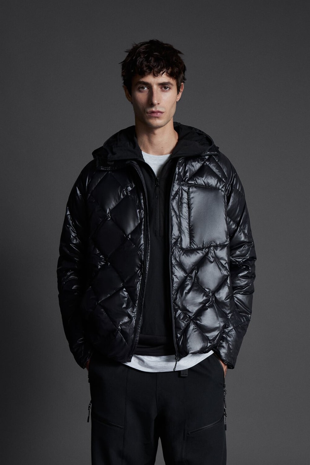 

Пуховик с капюшоном ZARA, черный