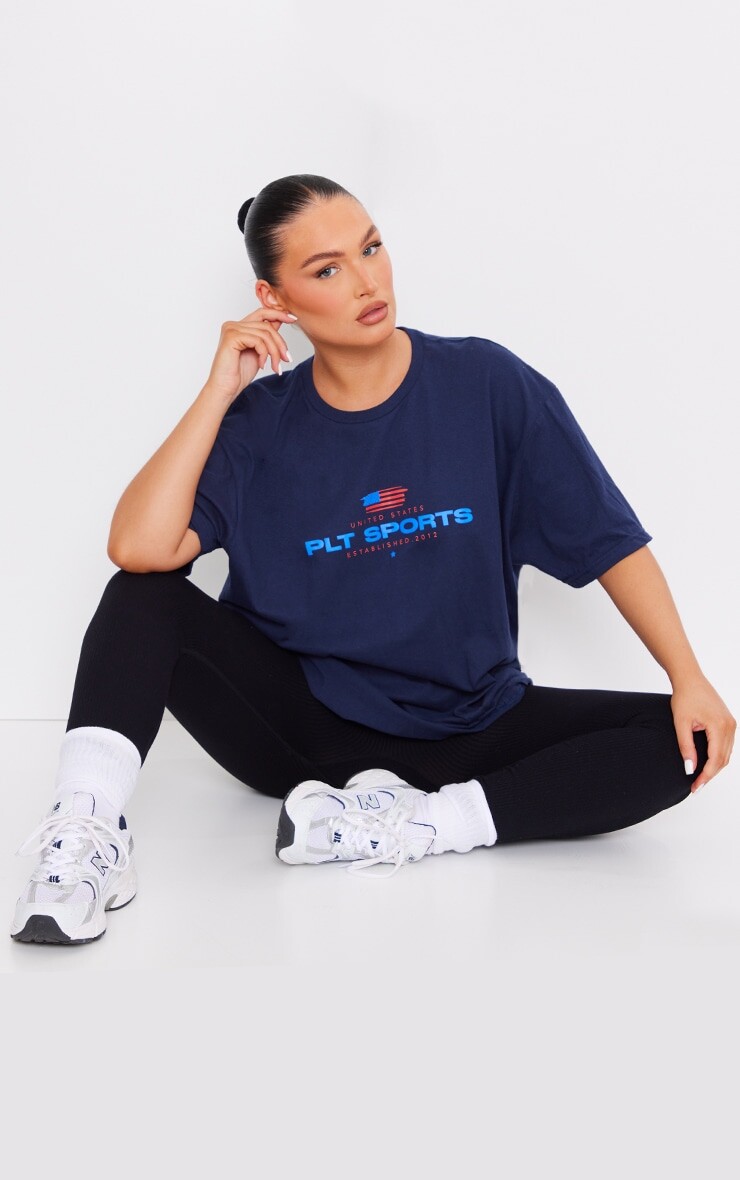 

PrettyLittleThing Темно-синяя футболка оверсайз с принтом США, Синий