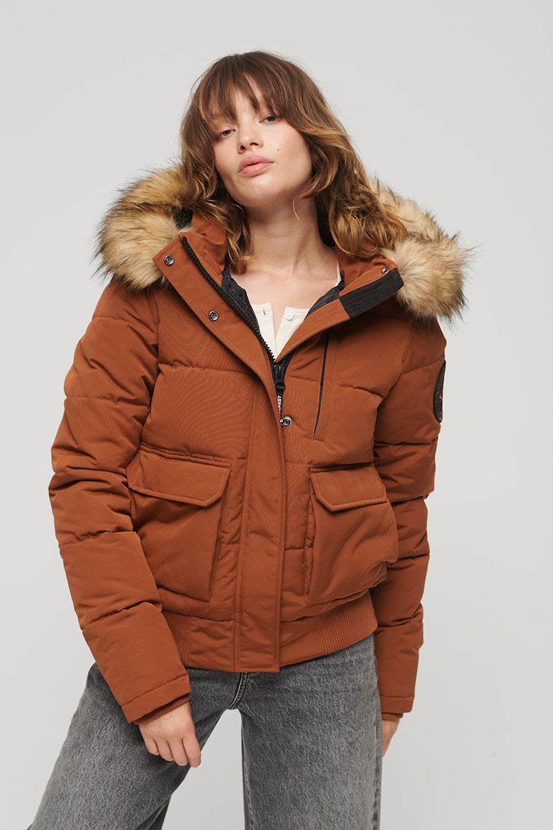 цена Зимняя стеганая куртка Everest с капюшоном и эко-пухом Superdry, коричневый
