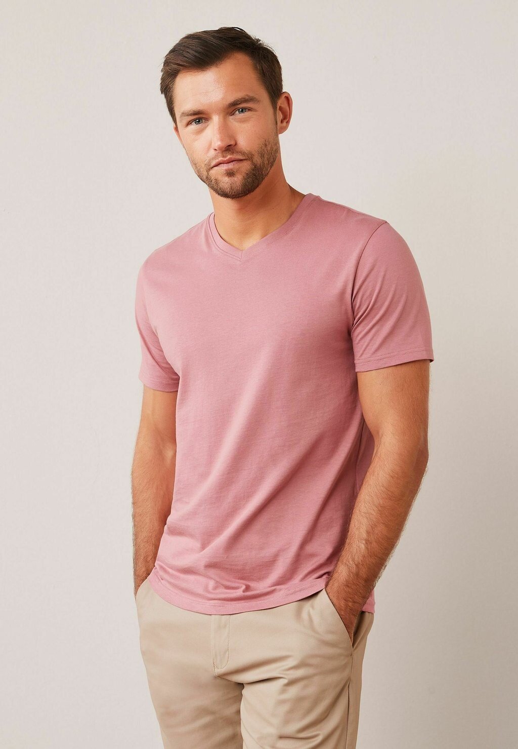 

Базовая футболка Essential V-Neck Regular Fit Next, розовый