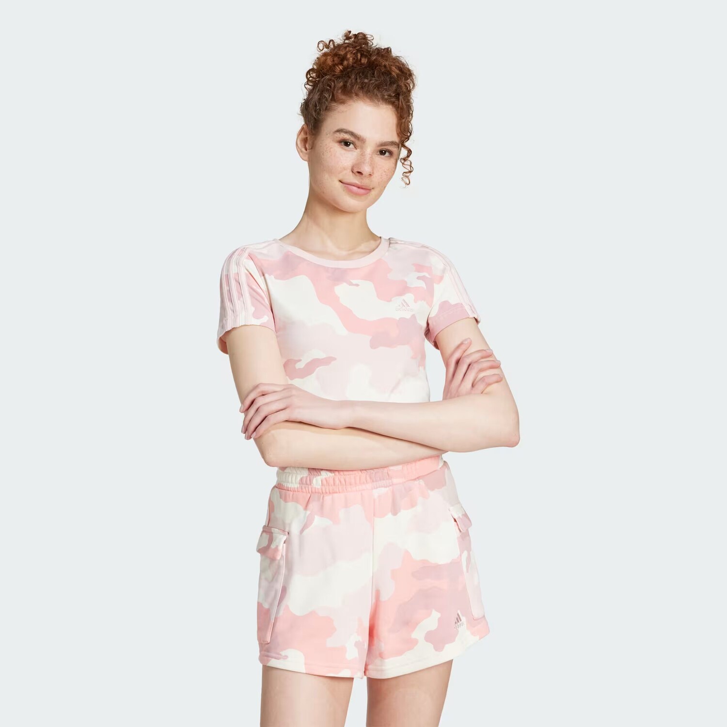

Футболка Essentials с 3 полосками с камуфляжным принтом Adidas, цвет Sandy Pink