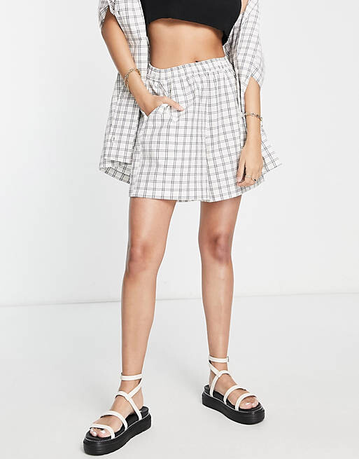 

Длинные шорты в белую клетку ASOS DESIGN