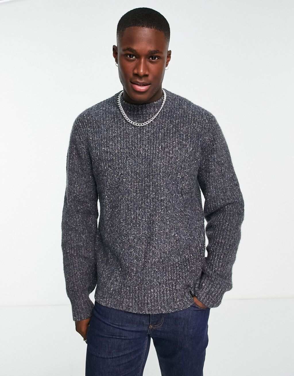 

Серый массивный джемпер с круглым вырезом River Island