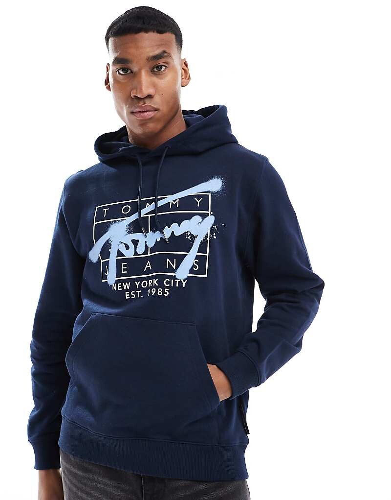 

Худи синего цвета с фирменным логотипом Tommy Jeans