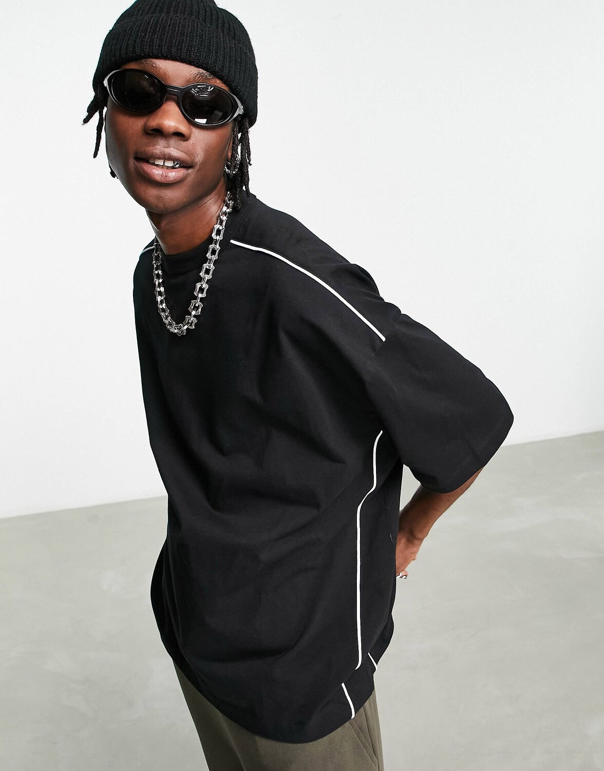 

Черная футболка оверсайз с белым кантом ASOS DESIGN