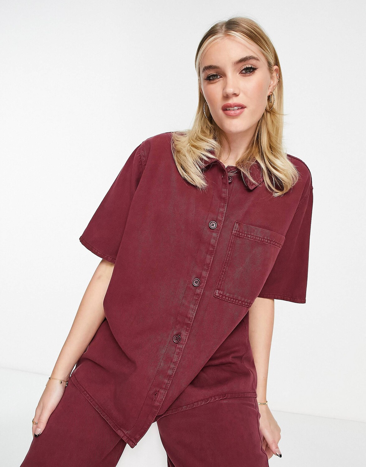 

Рубашка свободного кроя ASOS DESIGN бордового цвета с контрастной отстрочкой