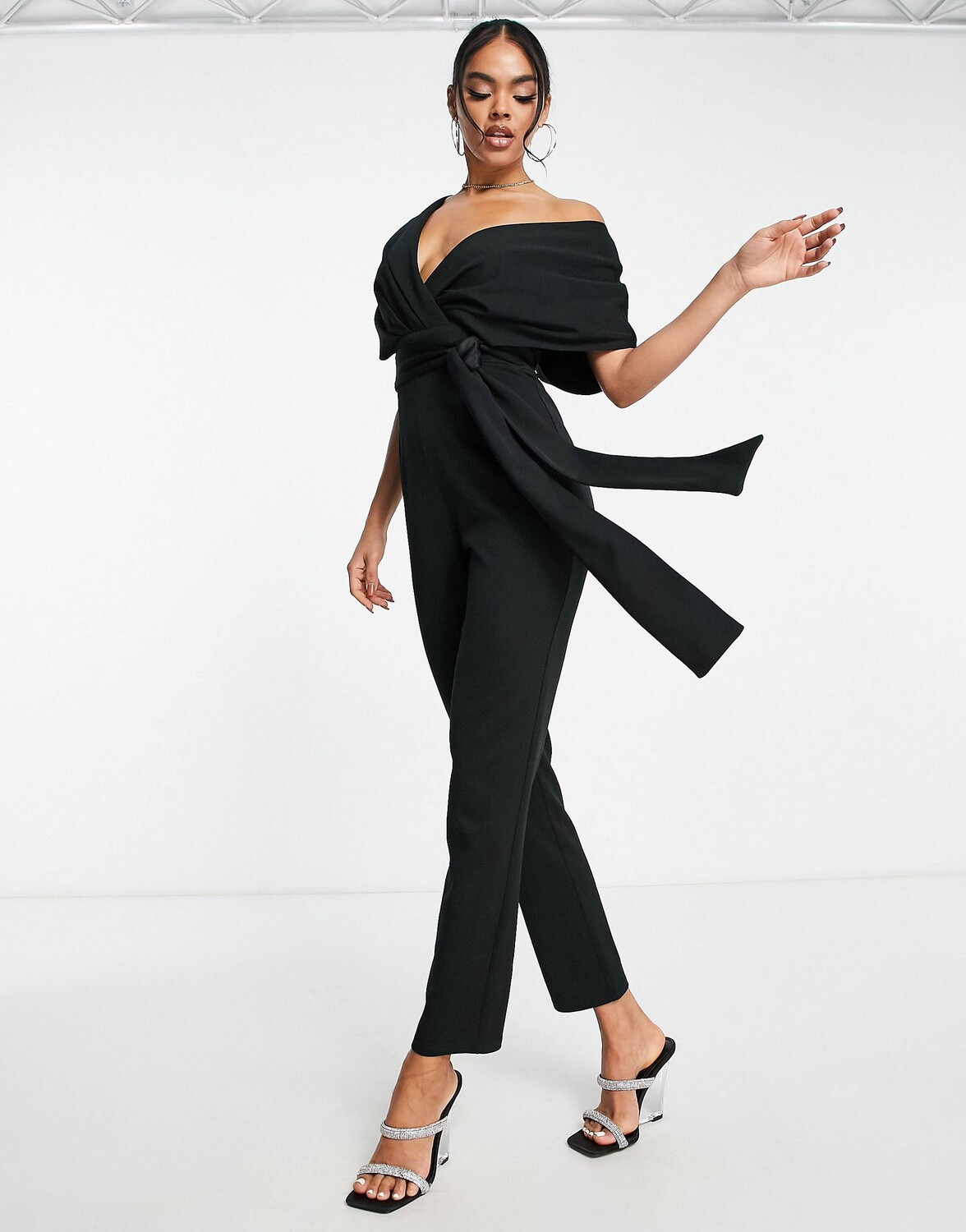 

Черный комбинезон с приспущенными плечами ASOS DESIGN