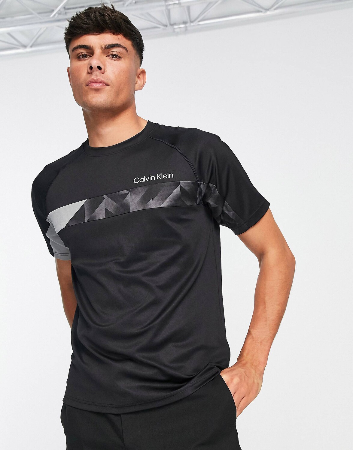 

Черная футболка с полосками на груди Calvin Klein Performance