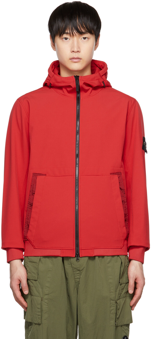 

Красная куртка с нашивками Stone Island