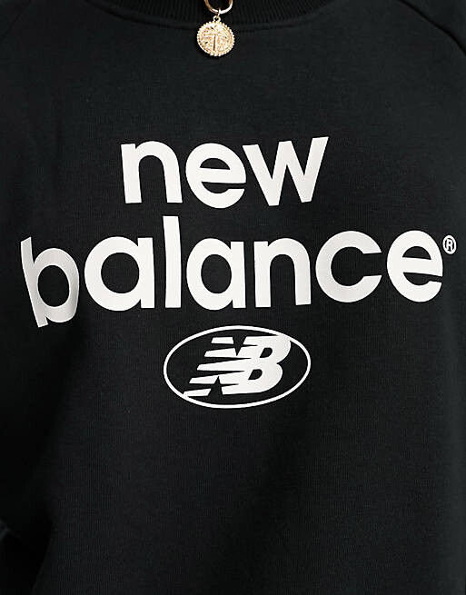 

Черная толстовка с обновленным дизайном New Balance