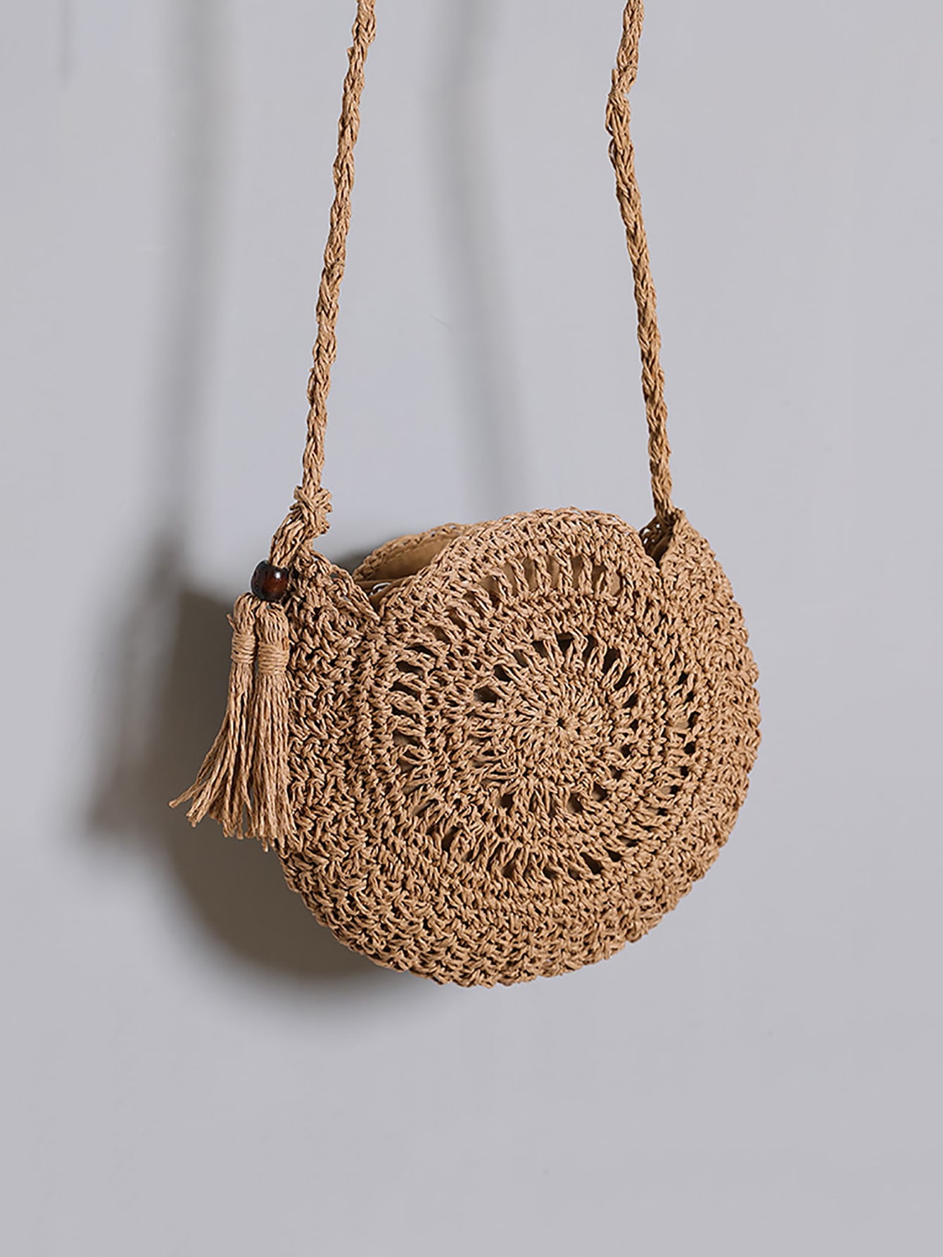 Минималистичная соломенная сумка с декором кисточками Соломенная сумка с декором кисточками, хаки