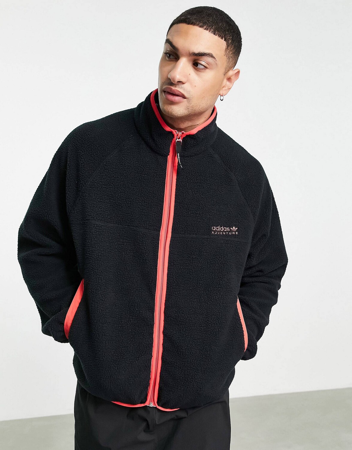 

Черная флисовая футболка adidas Originals Adventure 1/4