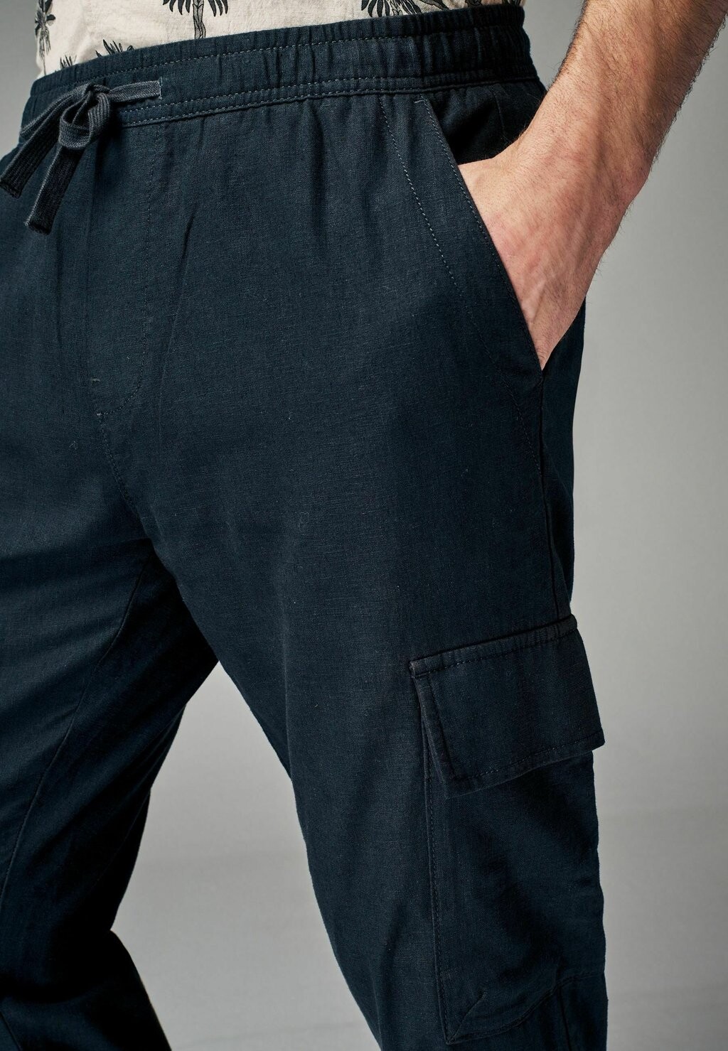 

REGULAR FIT Elasticated Drawstring Next, Брюки с боковыми карманами темно-серый