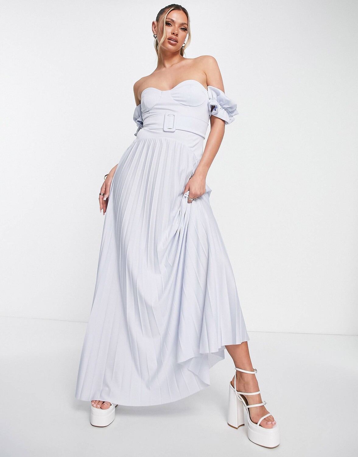 

Темно-синее плиссированное платье макси с поясом и поясом ASOS DESIGN