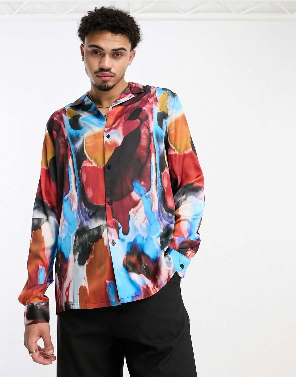 

Свободная атласная рубашка с абстрактным принтом ASOS DESIGN Revere