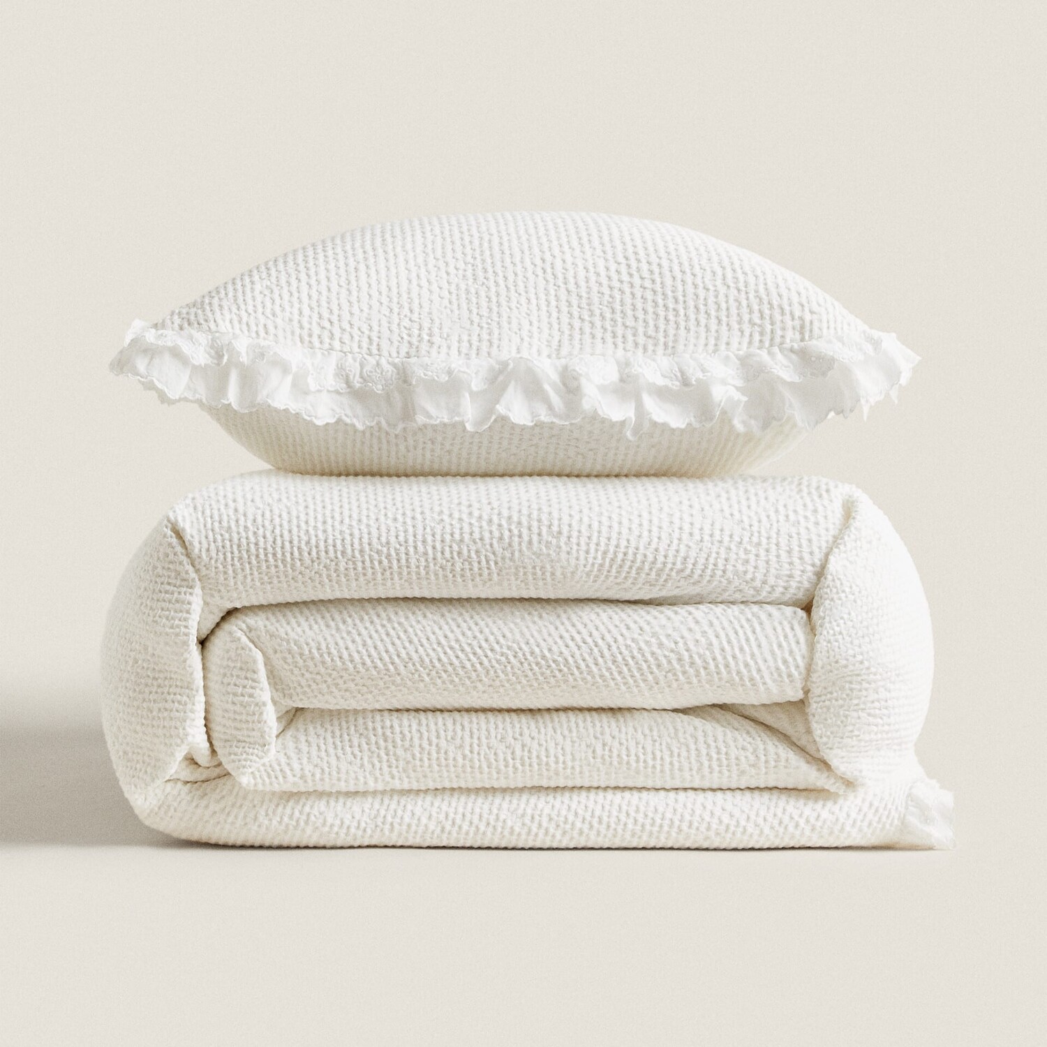 

Покрывало с вышитой рюшей Zara Home Waffle Bedspread With Embroidered Ruffled Trims, белый