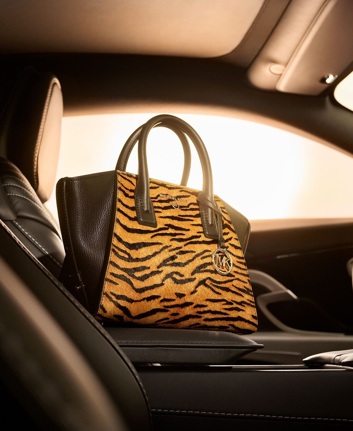 

Сумка-портфель avril top из телячьей шерсти с тигровым принтом Michael Kors
