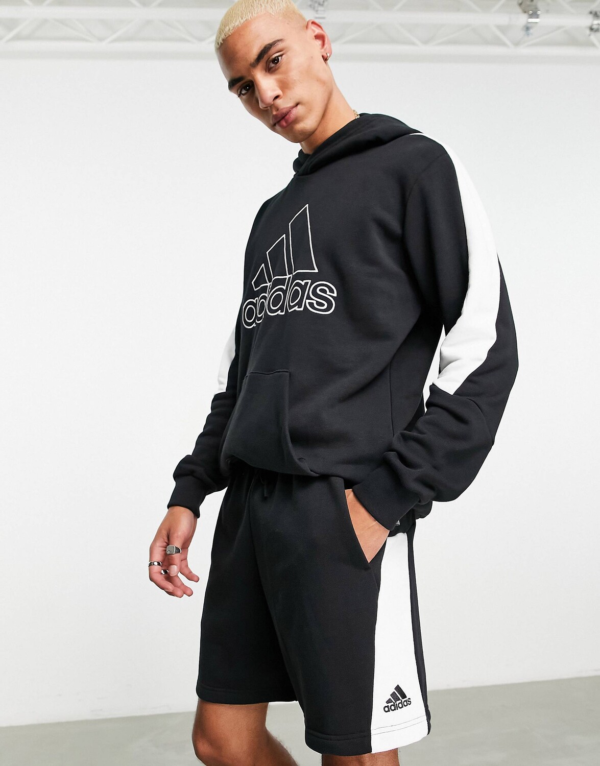 

Черные шорты adidas Sportswear