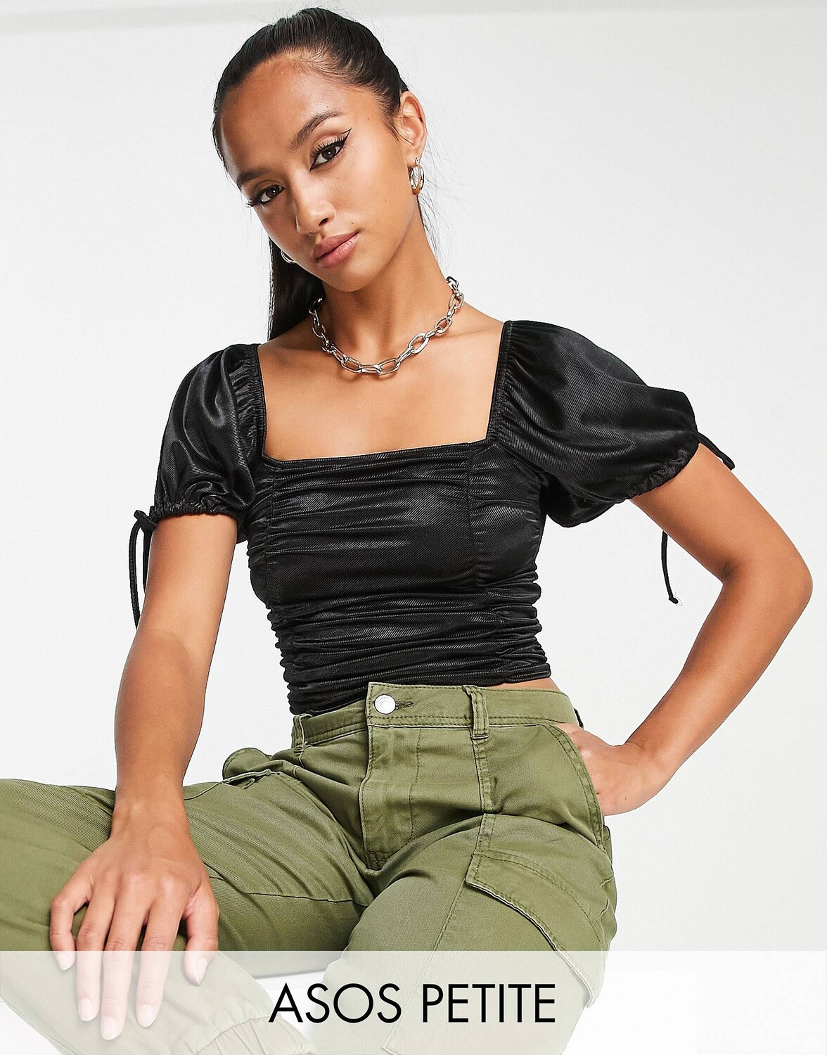 

Черный атласный топ с пышными рукавами и рюшами спереди ASOS DESIGN Petite