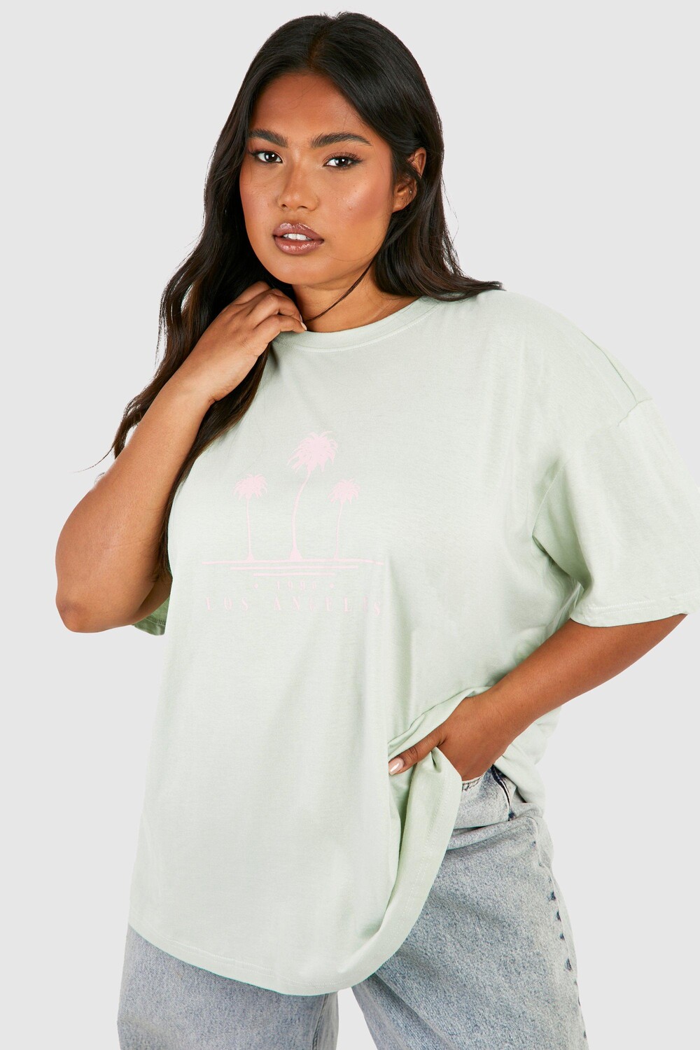 

Футболка оверсайз плюс с графическим изображением la Boohoo, шалфей